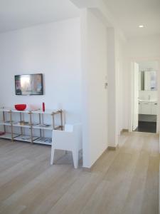 um quarto branco com uma mesa branca e uma parede branca em Penthouse Santa Croce em Lecce