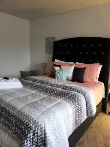 Ein Bett oder Betten in einem Zimmer der Unterkunft Lakeview Cozy Townhouse