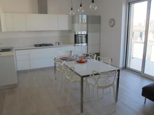 A kitchen or kitchenette at Penthouse Santa Croce Még 16 kép