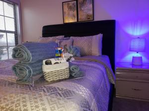 Ein Bett oder Betten in einem Zimmer der Unterkunft Lakeview Cozy Townhouse