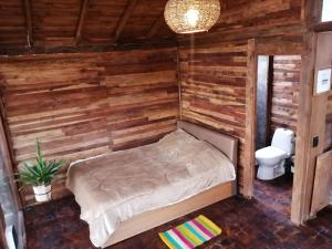 1 dormitorio con cama y aseo en AIKA Reserva Glamping Tabio, en Tabio