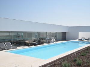 una imagen de una piscina en un edificio en Modern Villa in bidos Lisbon with garden and pool, en Vau