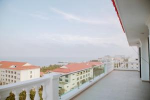 einen Balkon mit Stadtblick in der Unterkunft Sunrise Hải Tiến in Thanh Hóa