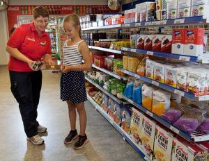 un hombre y una joven parada en el pasillo de un supermercado en LEGOLAND Pirates´ Inn Motel en Billund