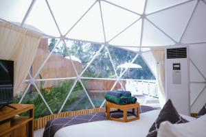 TV a/nebo společenská místnost v ubytování Triyana Resort and Glamping