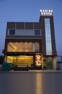 un edificio con un cartello che legge casa marina di Hotel Marine House ad Agra