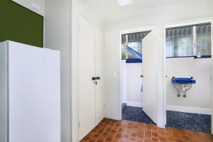 uma casa de banho com WC num quarto em Ngungun St 14 Dicky Beach em Caloundra