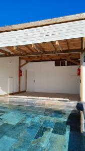 土布艾島的住宿－Mara'ai le spot Tubuai Chambre triple Taahueia Deluxe SDB privée avec piscine，客房设有带天花板的游泳池