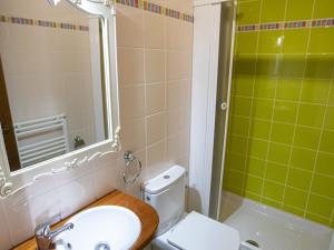 A bathroom at Belvilla by OYO Casa Rural Poza de la Torca II