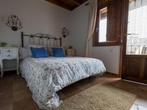 A bed or beds in a room at Belvilla by OYO Casa Rural Poza de la Torca II