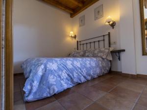 A bed or beds in a room at Belvilla by OYO Casa Rural Poza de la Torca II