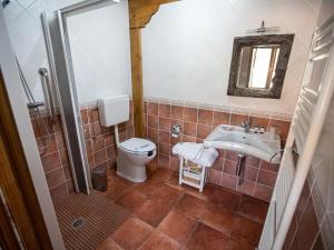 A bathroom at Belvilla by OYO Casa Rural Poza de la Torca II
