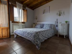 A bed or beds in a room at Belvilla by OYO Casa Rural Poza de la Torca II