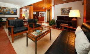 Hotel Edén في لوس يانوس دي أريداني: غرفة معيشة مع أريكة وطاولة