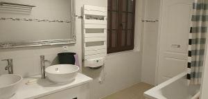Baño blanco con 2 lavabos y espejo en Le pâtureau d'en haut, en Gièvres
