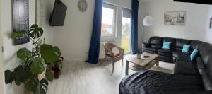 sala de estar con sofá y mesa en M&M Serviced Appartment, en Grafenwöhr