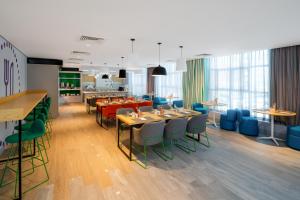 Studio M Al Barsha Hotel by Millennium tesisinde bir restoran veya yemek mekanı