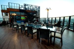 Ein Restaurant oder anderes Speiselokal in der Unterkunft Sarovar Portico Jaipur 