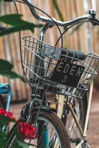 Una cesta en una bicicleta con un cartel. en Eden Eco Resort en Gili Trawangan