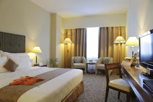 查亞普拉的住宿－ASTON Jayapura Hotel and Convention Center，配有一张床和一张书桌的酒店客房