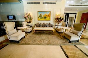 Ein Sitzbereich in der Unterkunft Sarovar Portico Jaipur