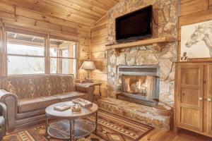 ein Wohnzimmer mit Couch und Kamin in der Unterkunft Antler Ridge Hideaway in Blue Ridge