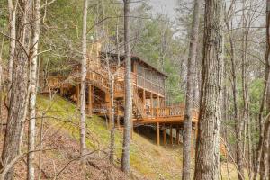 ein Holzhaus mitten im Wald in der Unterkunft Antler Ridge Hideaway in Blue Ridge