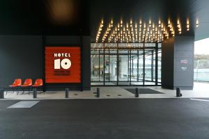 玉野市にあるKEIRIN HOTEL 10 by 温故知新のオレンジ色の椅子と番号の看板
