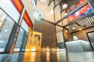 a dining room with a table and windows at 谷町君 星屋 神泉ノ宿 二条城 in Kyoto