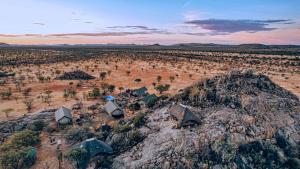 eine Luftansicht einer Gruppe von Hütten auf einem Berg in der Unterkunft Ohorongo Tented Camp in Outjo