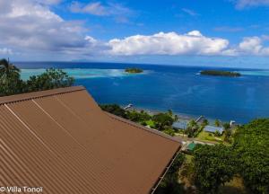 a view of the ocean from a roof of a house at Villa Tonoï in Uturoa