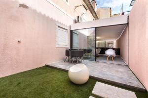 een woonkamer met een groot raam en groen gras bij Lxfactory Terrace Lisbon Loft in Lissabon