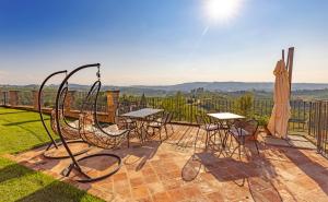 un patio con sillas y mesas con vistas en La casa di Chiara, en Diano dʼAlba