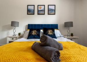 - une chambre avec un lit et une serviette dans l'établissement 5 MINS To CENTRAL - LONG STAY OFFER - FREE PARKING, à Strood