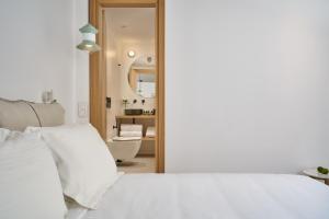Cama ou camas em um quarto em Adorno Beach Hotel and Suites