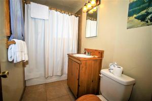 Koupelna v ubytování Kelley's Kabin-290 by Big Bear Vacations + 10 fotografií