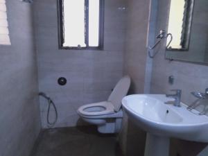 Koupelna v ubytování Sai Heera Residency Shirdi