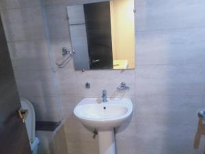 Koupelna v ubytování Sai Heera Residency Shirdi
