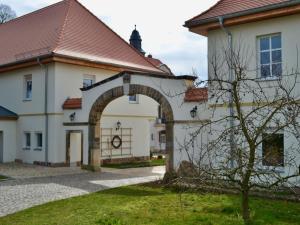 una vista exterior de una casa con un arco en Ferienwohnung auf Gut Börtewitz en Leisnig
