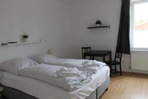 ein Schlafzimmer mit einem Bett mit Handtüchern darauf in der Unterkunft Boardinghouse Georgsheil in Südbrookmerland