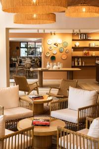 un restaurante con sillas y mesas en una habitación en Grand Hotel d'Orange, BW Signature Collection, en Orange