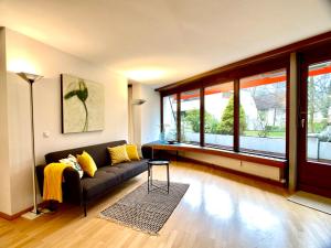 Uma área de estar em Ruhiges Terrassen-Apartment mit Blick ins Grüne