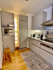 Η κουζίνα ή μικρή κουζίνα στο Ruhiges Terrassen-Apartment mit Blick ins Grüne