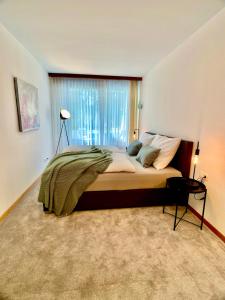 Tempat tidur dalam kamar di Ruhiges Terrassen-Apartment mit Blick ins Grüne
