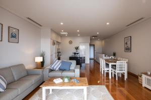 un soggiorno con divano e tavolo di Promenade Unit 4 a Geraldton