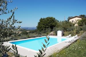 The swimming pool at or close to Agriturismo Monte della Dea