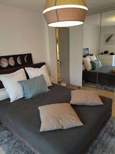 Un pat sau paturi într-o cameră la Résidence thiers