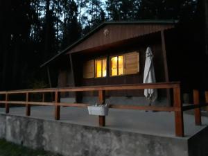 eine kleine Hütte in der Nacht mit eingeschaltetem Licht in der Unterkunft Chata - Na samotě u lesa in Levín