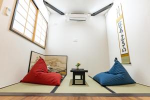 a room with two red and blue pillows and a table at 谷町君 星屋 神泉ノ宿 二条城 in Kyoto