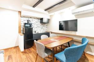 a kitchen and dining room with a table and chairs at 谷町君 星屋 神泉ノ宿 二条城 in Kyoto